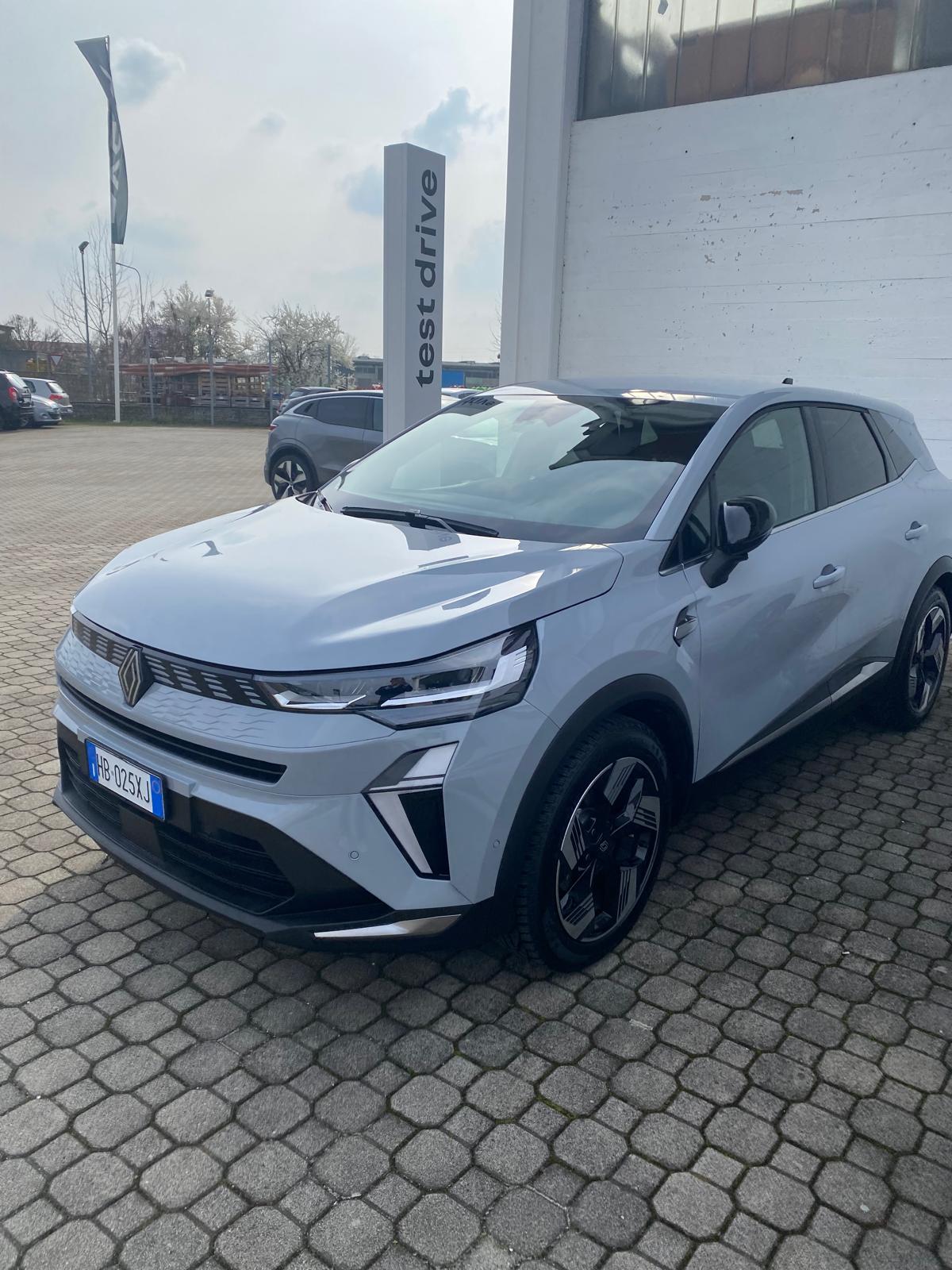 Renault Symbioz grigio vista fronte laterale